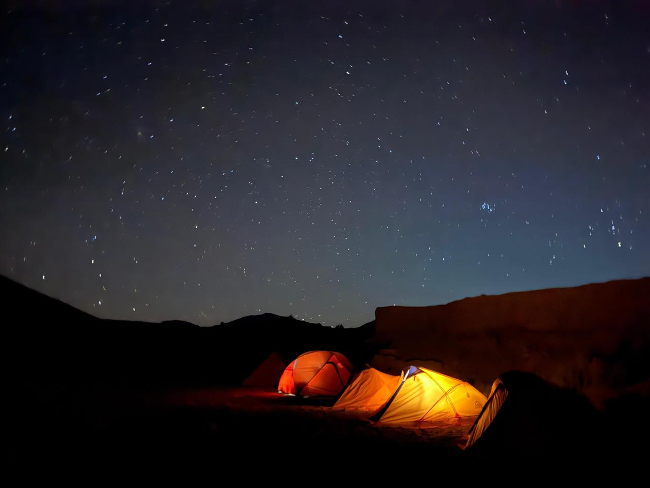 Barracas iluminadas sob o céu estrelado
